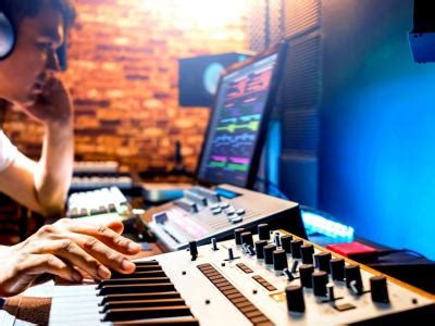 what does a music editor do: How does a music editor balance creativity and structure in the recording studio?